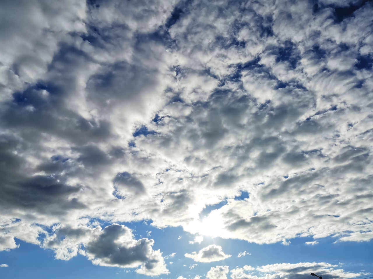 Céu totalmente encoberto por nuvens densas e escuras, indicando previsão de tempo fechado e possibilidade de chuva forte.