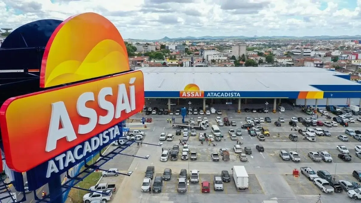 Visão aérea do Assaí Atacadista de Anápolis com estacionamento lotado e placa em destaque.