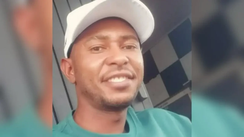 Imagem onde a vitima aparece sorrindo com uma camisa verde e boné branco