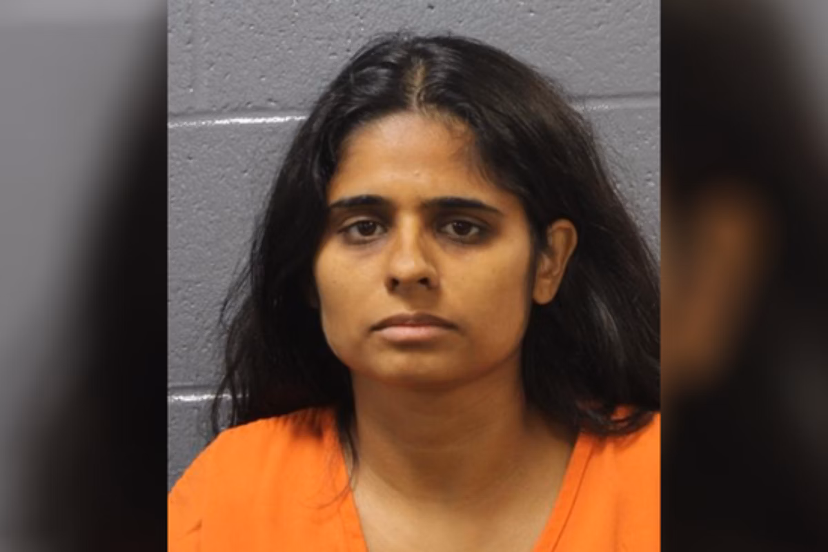 Retrato da médica Neha Gupta, de 36 anos, olhando diretamente para a câmera.