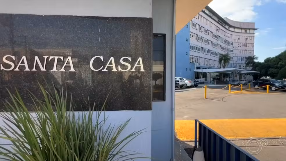 Fachada da Santa Casa de Araçatuba, hospital que atendeu mãe e bebê envolvidos no caso.
