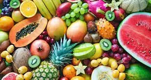 Frutas tropicais como melancia, mamão, abacaxi, banana, uva e carambola dispostas lado a lado