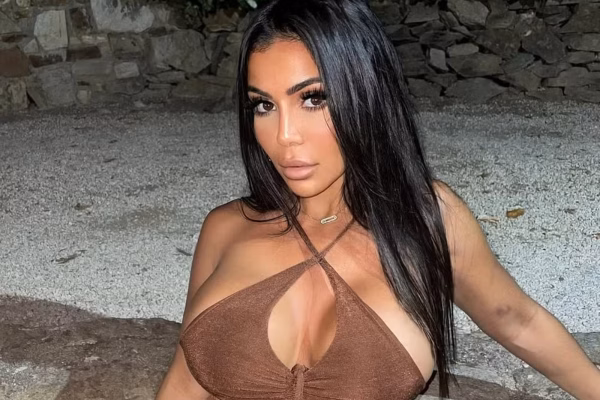 Mulher sorridente posando para selfie em ambiente iluminado