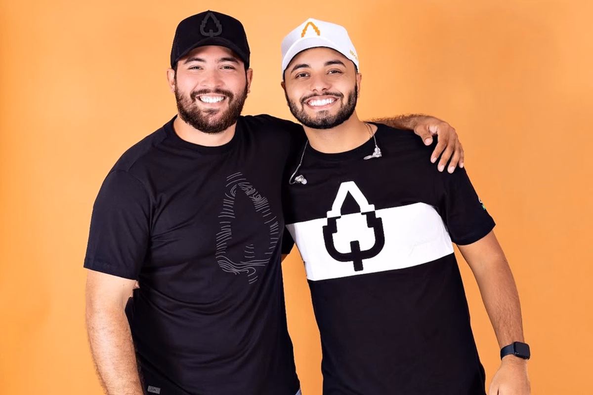 Felipe e Raphael, dupla sertaneja, posam para foto juntos.