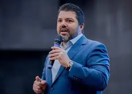Prefeito Márcio Corrêa fala ao microfone durante evento oficial