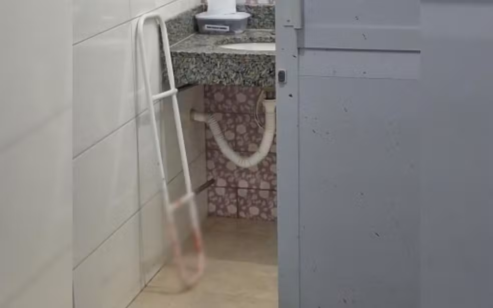 Estrutura metálica lateral de cama, usada como arma em ataque dentro de abrigo de idosos em Goiás.