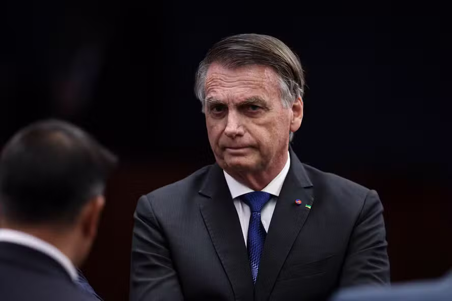 Entrada de um prédio moderno, identificado como sede do Partido Liberal, onde agentes realizaram buscas autorizadas pelo STF.