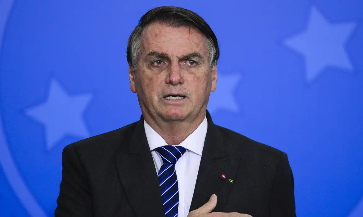Entrada de um prédio moderno, identificado como sede do Partido Liberal, onde agentes realizaram buscas autorizadas pelo STF.