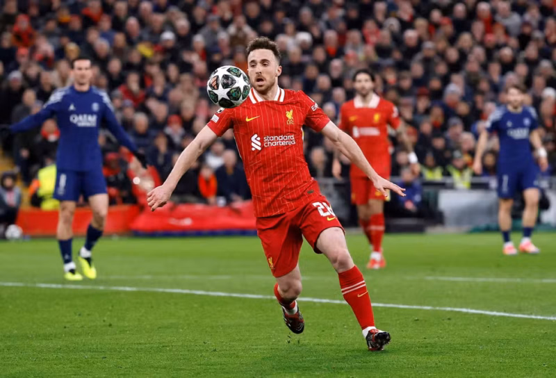 Jogador Diogo Jota, do Liverpool, em campo durante uma partida, vestindo a camisa do clube.