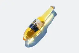 Garrafa de cerveja com fundo arredondado projetada pela Kenji Abe Design, flutuando sobre fundo branco.