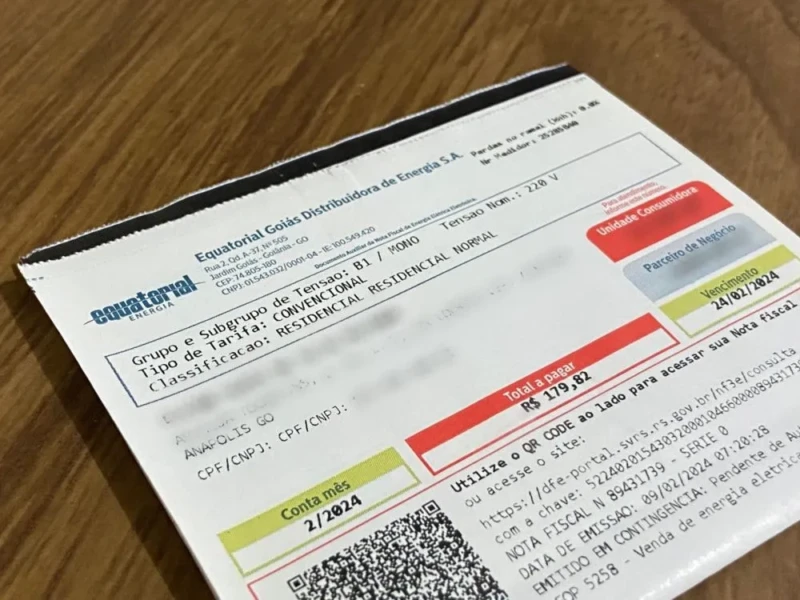 Conta de energia da Equatorial Goiás com vencimento em 24/02/2024 sobre uma mesa de madeira.