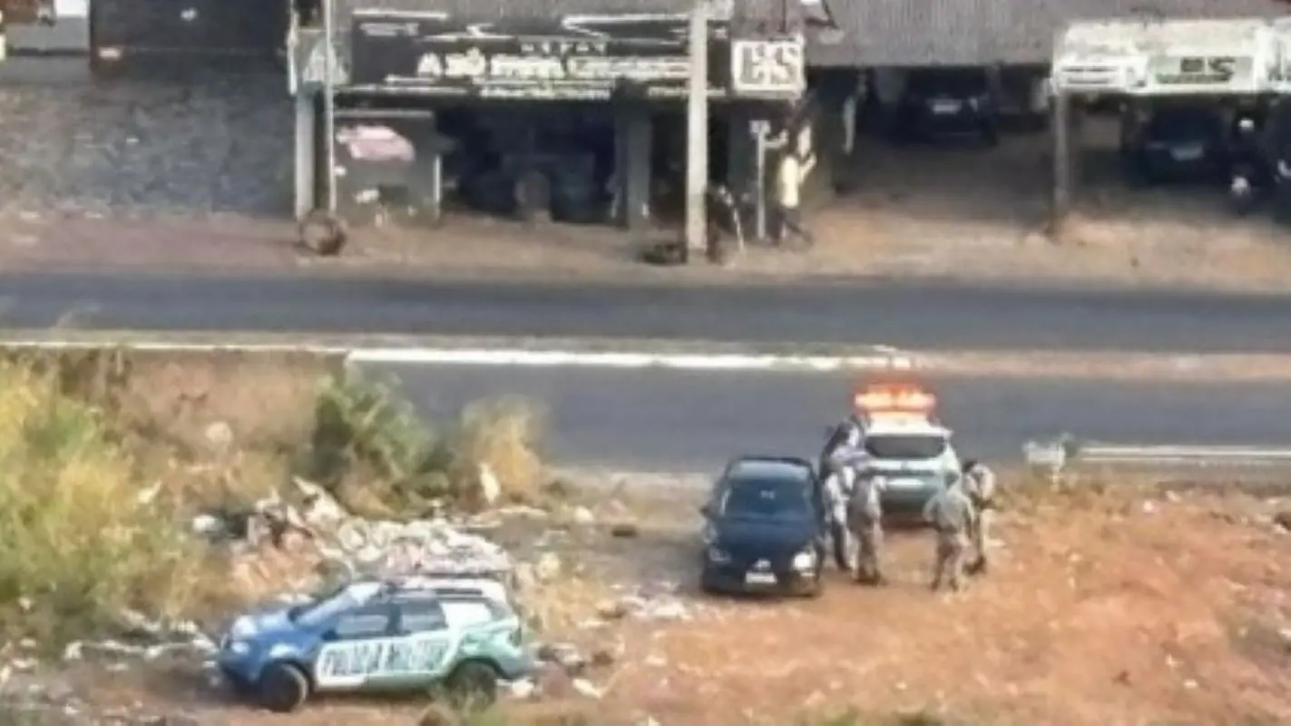 Policiais e viaturas no local onde o corpo carbonizado foi localizado em Anápolis