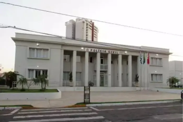Viatura da Polícia Militar estacionada em frente a shopping no bairro Jardim Guanabara, em Araçatuba (SP), local do crime.