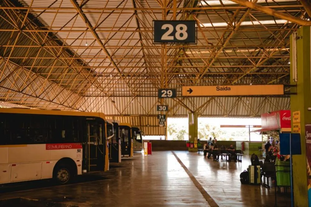 Ônibus estacionados na plataforma da rodoviária de Anápolis, com placas numeradas indicando os pontos de embarque e saída.