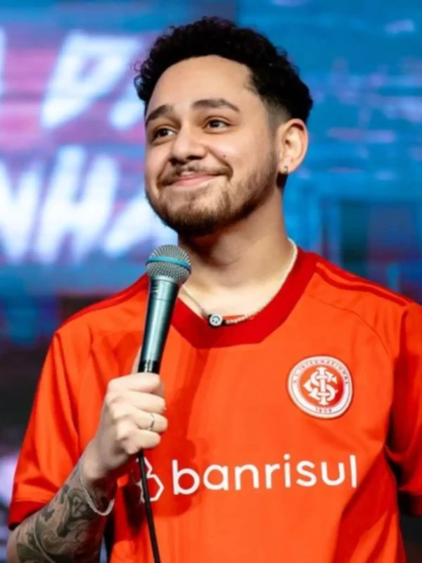 Comediante Gio Lisboa em diferentes momentos de apresentação e divulgação de seu trabalho no stand-up comedy.