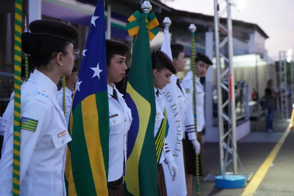 Alunos uniformizados do Colégio Militar de Goiás em Anápolis segurando bandeiras em cerimônia cívica