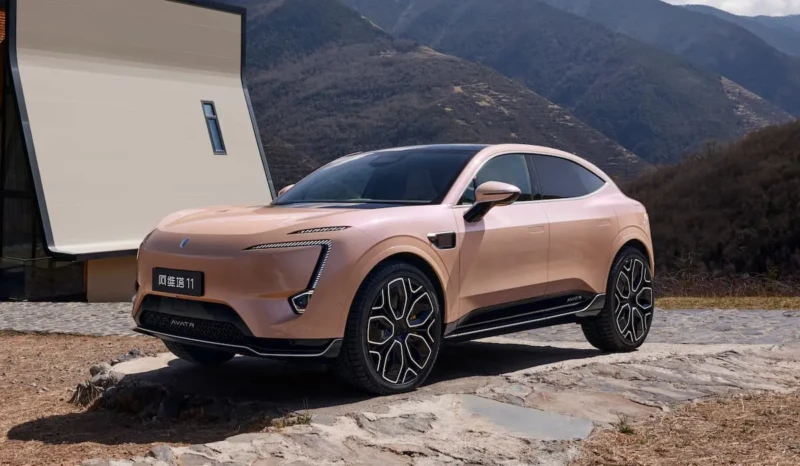 SUV elétrico Avatr estacionado em estrada de pedra com montanhas ao fundo, simbolizando inovação e sustentabilidade.