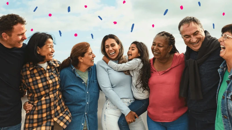 Grupo diverso de pessoas de diferentes idades sorrindo, demonstrando afeto e conexão.