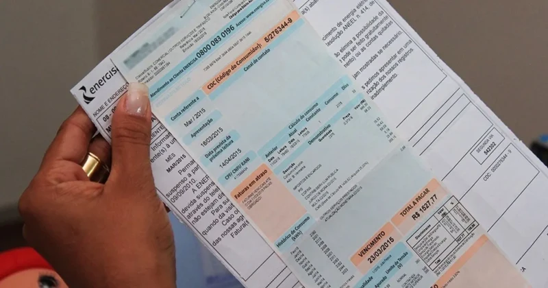 Conta de energia elétrica com dados de vencimento, valor a pagar e histórico de consumo.
