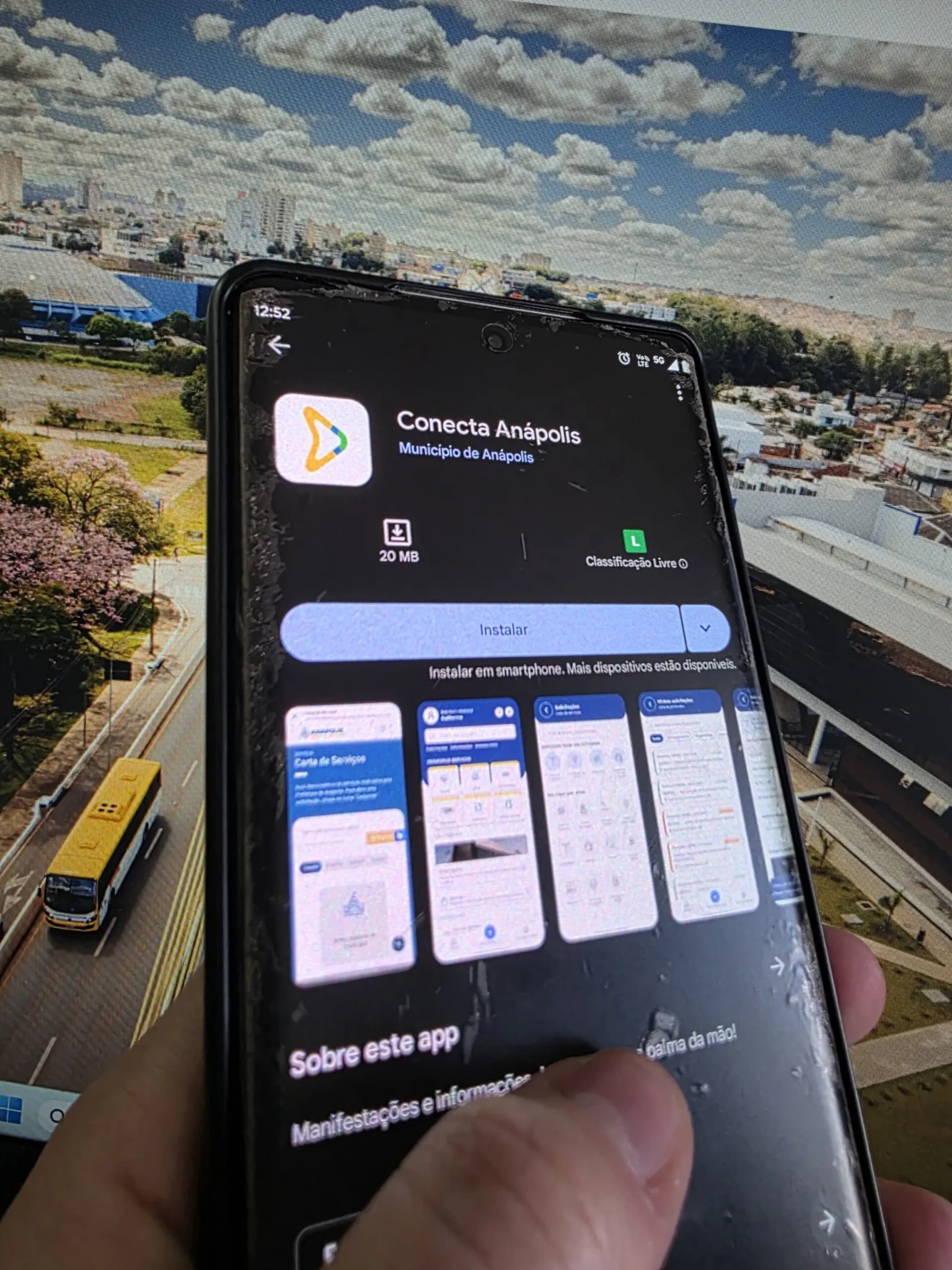 Pessoa segura celular com a tela exibindo o aplicativo Conecta Anápolis
