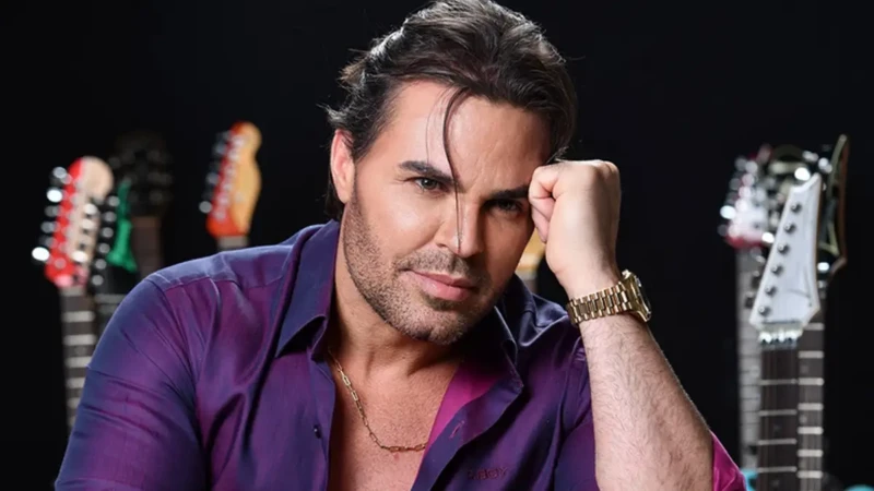 Cantor Eduardo Costa posando para divulgação de show, uma das atrações principais da Festa do Tomate em Goianápolis.