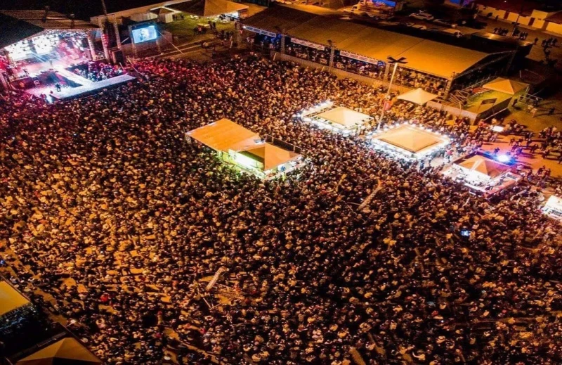Rainha da Festa do Tomate sendo coroada durante a cerimônia de abertura em Goianápolis, Goiás.