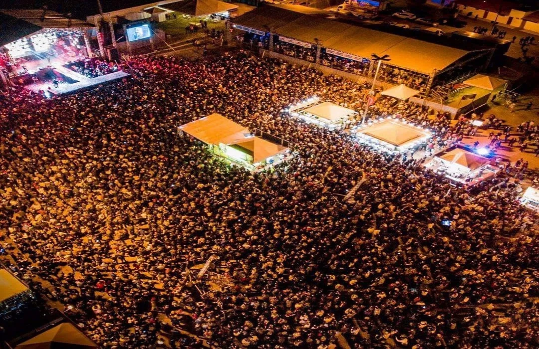 Rainha da Festa do Tomate sendo coroada durante a cerimônia de abertura em Goianápolis, Goiás.