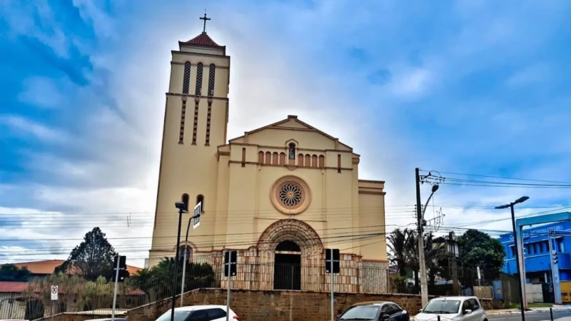 Fachada da Igreja Matriz de Sant’Ana em Anápolis, com céu parcialmente nublado ao fundo.