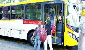 Passageiros embarcando em ônibus intermunicipal da linha "Semirurbano" em Anápolis.

