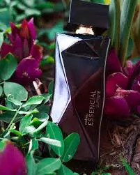 Frasco do perfume Essencial Supreme da Natura em fundo neutro

