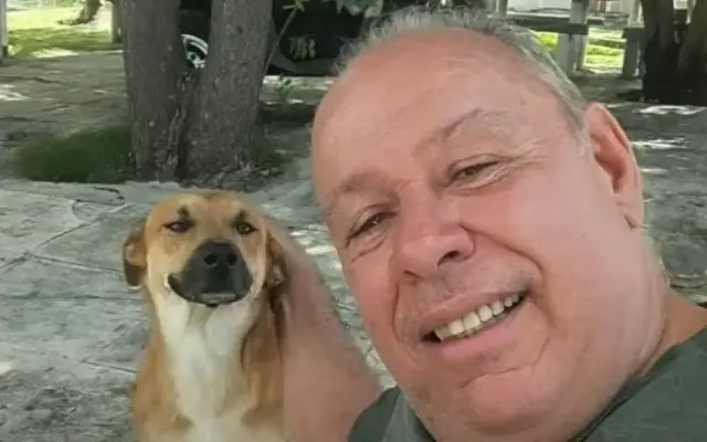 Ayres Botrel sorrindo em selfie com cachorro dias antes de ser assassinado em casa