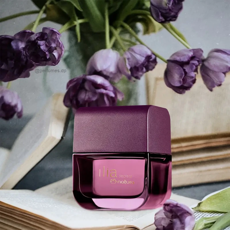 Perfume Ilía Secreto da Natura com frasco em tom roxo sobre fundo claro Perfume Ilía Secreto da Natura com frasco em tom roxo sobre fundo claro
