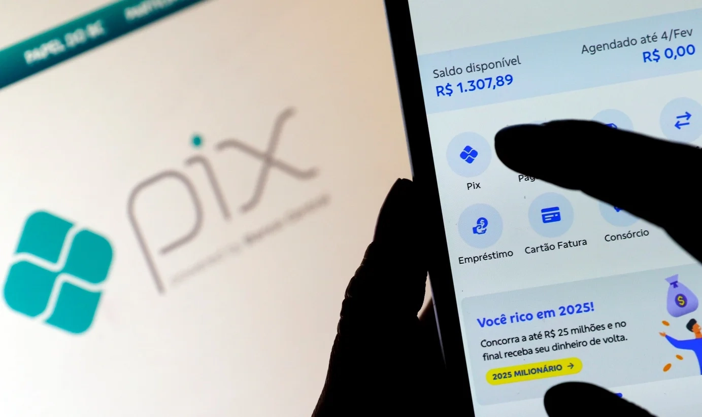 Tela de celular com aplicativo bancário mostrando saldo disponível e opções de Pix, pagamentos e empréstimos.