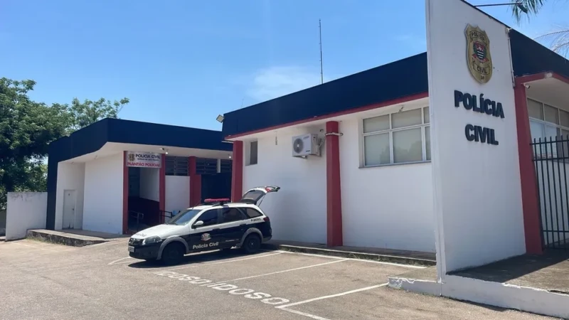 Viatura da Polícia Civil em rua da delegacia .