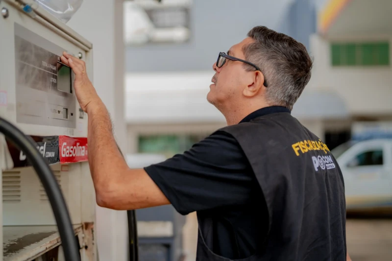 Fiscal do Procon Anápolis verifica valores exibidos na bomba de combustível durante operação de levantamento de preços