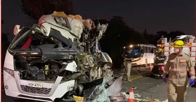 Equipes de resgate e bombeiros atuam na BR-153 após colisão envolvendo ônibus de universitários e carreta que invadiu a contramão, em Porangatu (GO).


