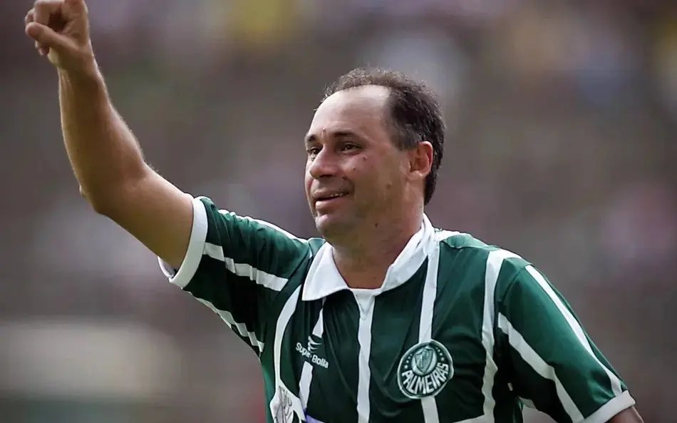 Evair com a camisa do Palmeiras comemorado com o braço estendido