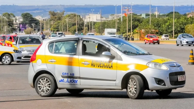 Carro de autoescola realizando manobras em área de teste no Brasil