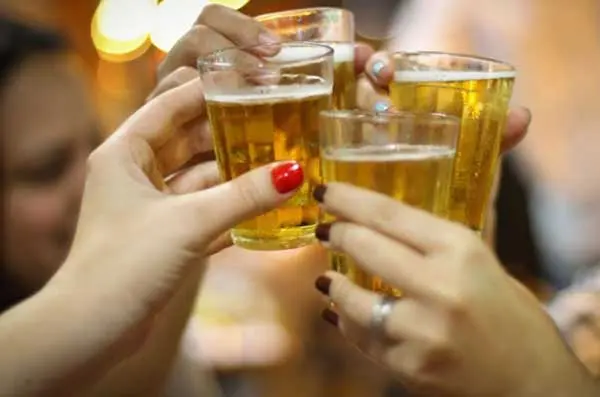 Comprovado-Mulher-que-bebe-cerveja-regularmente-com-as-amigas-pode-garantir-melhor-saude-recanto-inspiracao