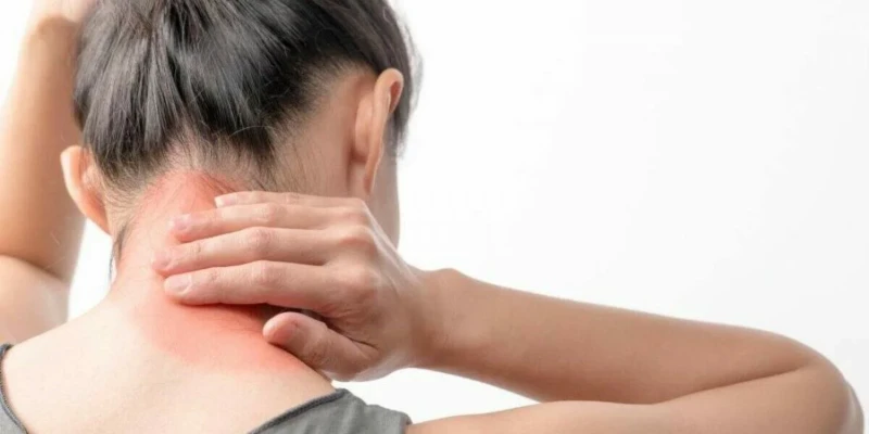  Ilustração de dor na coluna e mulher de costas segurando o ombro 