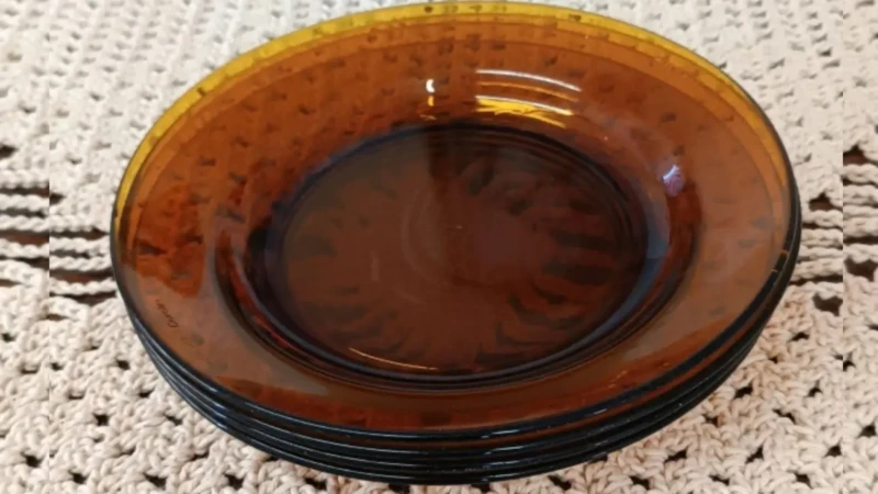 Pratos de vidro âmbar Duralex sobre toalha de crochê bege