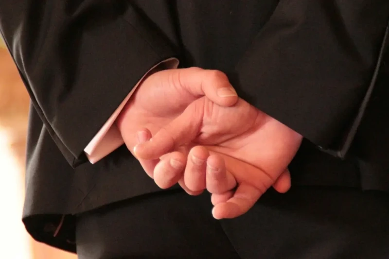 o-que-significa-andar-com-as-maos-atras-das-costas