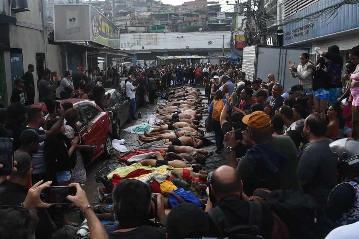Mais-de-50-corpos-sao-enfileirados-em-praca-apos-megaoperacao-no-Rio