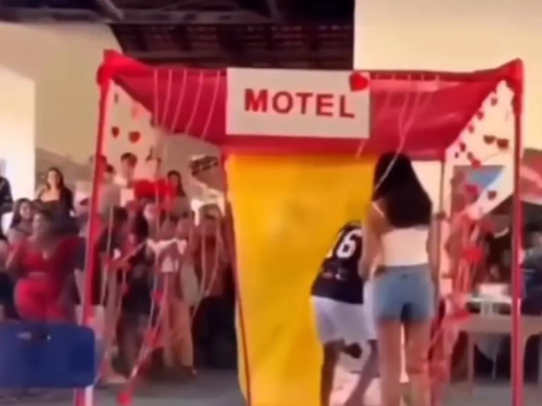 tenda-montada-com-o-nome-motel-em-escola-do-maranhao-1759153269437_v2_4x3