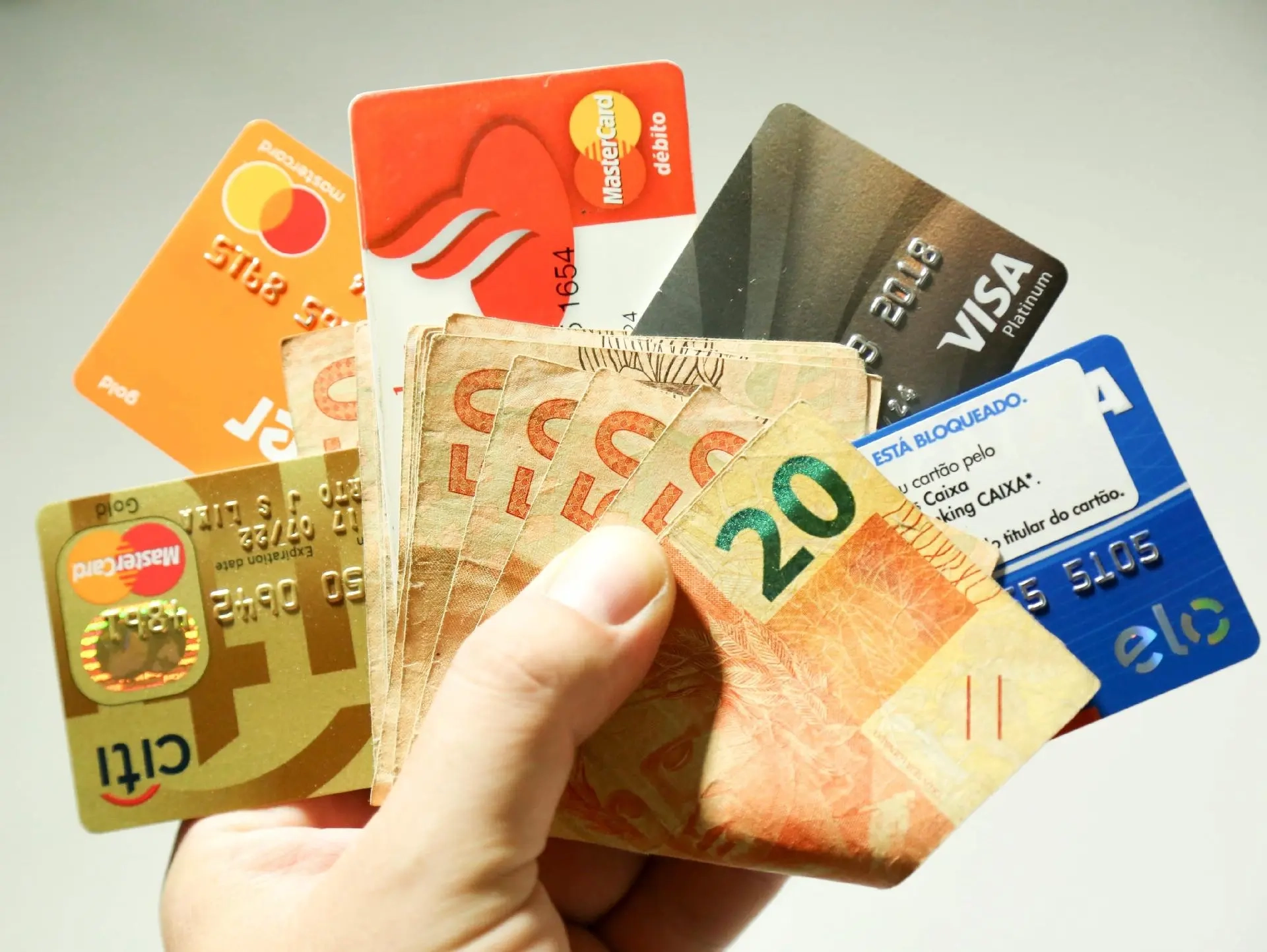 divida-com-cartao-de-credito-dinheiro-meios-de-pagamento-1586976633701_v2_1920x1444