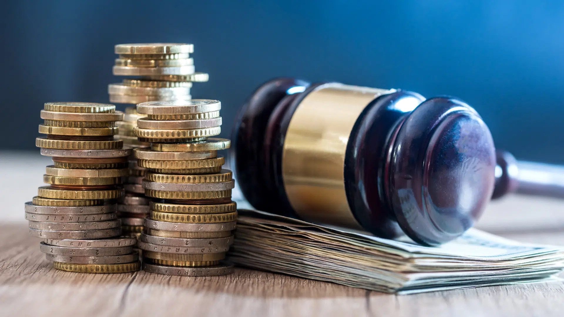 Martelo-da-Justica-com-notas-e-moedas-de-dinheiro-proximas.jpg