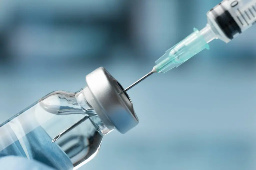 06.06.2022_Justica_exige_RT_medico-veterinario_em_estabelecimento_que_comercialize_vacinas_para_animais_Freepik_1-1024x683
