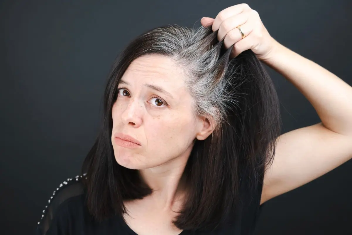 mulher-de-cabelo-preto-mostrando-os-fios-brancos