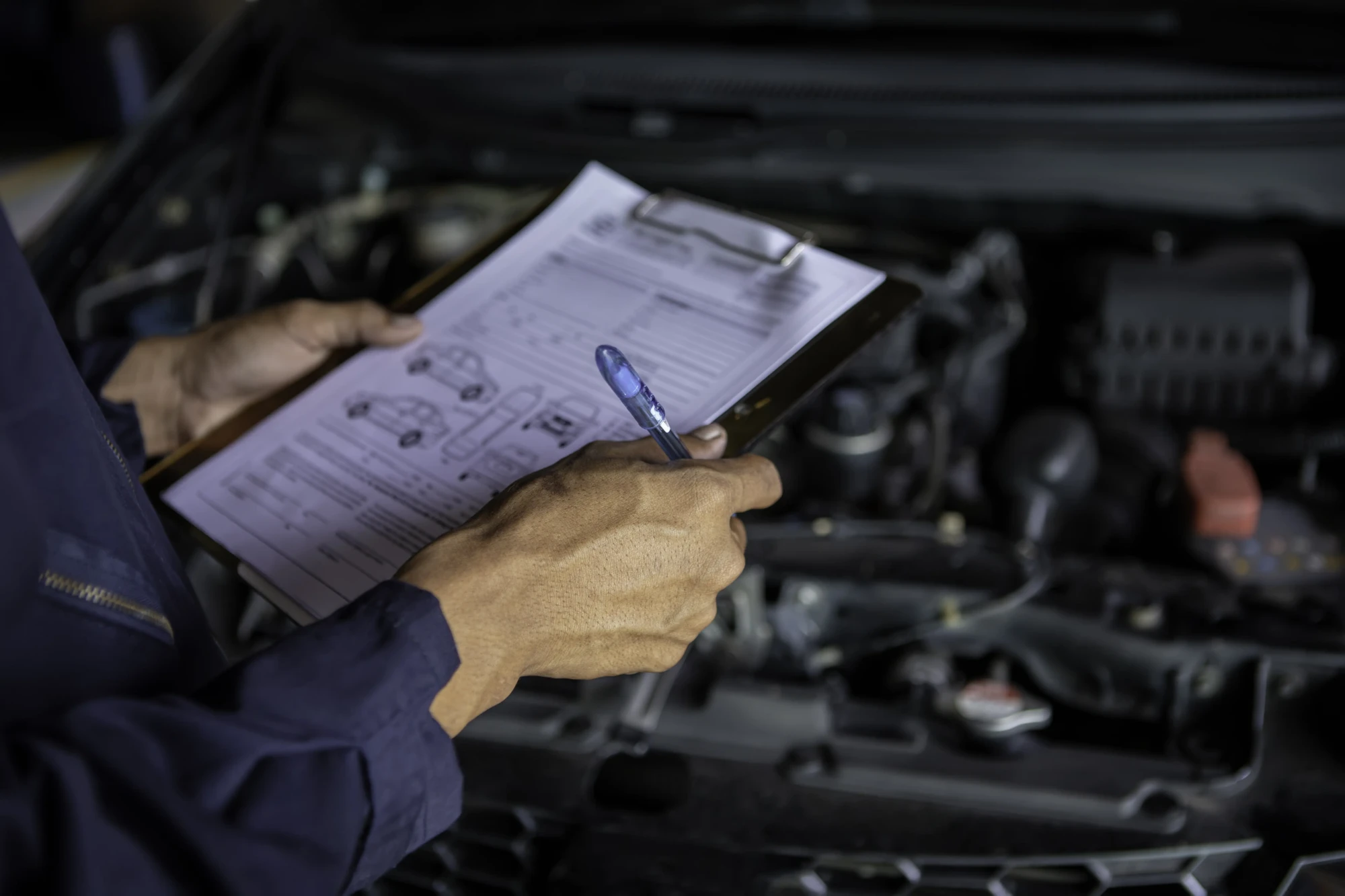 um-carro-de-servico-mecanico-na-garagem-e-verificar-uma-lista-de-carros