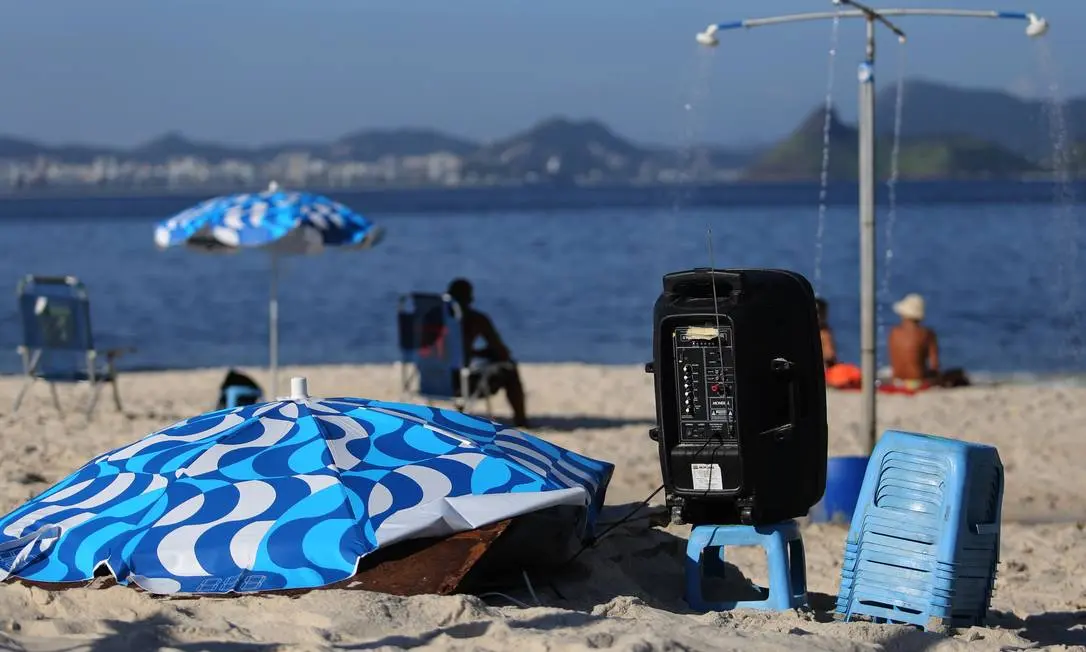 98809501_Rio-de-Janeiro-RJ-26-04-2022Proibicao-de-Caixas-de-Som-na-PraiaCaixa-de-som-ligad